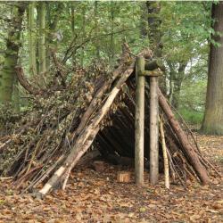 Abri : Mot du glossaire Tête à modeler. Un abri est un endroit permettant de se protéger. Il existe des abris temporaires comme des cabane et des abris fixes comme les maisons.