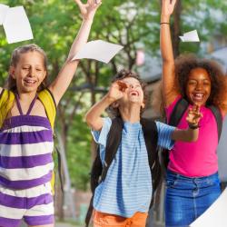 La fin de l'année scolaire approche ? Vous recherchez des activités pour occuper les enfants ? Des idées de jeux à fabriquer ? Un cadeau pour la maîtresse ? Des jeux pour la kermesse de l'école ? Déco
