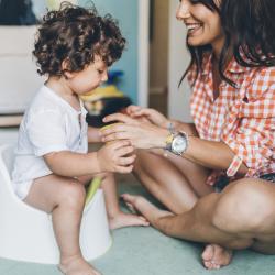 L'école ne peut pas refuser un enfant qui porte encore des couches. Ce que dit le ministère, et ce qui marche vraiment quand il reste trois semaines.