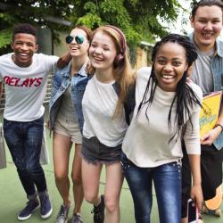 Glossaire Tête à modeler : Adolescence .  C'est la période de la vie d'une personne qui se situe entre l'enfance et l'âge adulte.