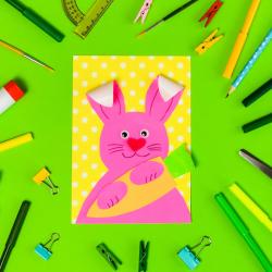 Une affiche avec un lapin et sa carotte en papier à coller avec les enfants