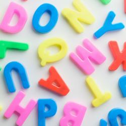 Alphabet : Mot du glossaire Tête à modeler. L'alphabet est l'ensemble des lettres d'une langue classées dans un ordre déterminé. Activités associées.
