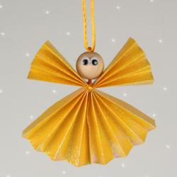 Creer ses décorations de sapin en origami pour noel peut être très amusant et facile. Découvrez comment réaliser des anges de noel en papier avec les enfants pour noel afin de les suspendre à votre sa