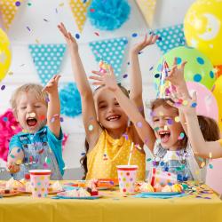 Jeux et activités pour occuper les enfants pour une fête d'enfants, un anniversaire. Les fiches expliquent les activités et les jeux en pas à pas. En variant les jeux et les activités l'énergie des en