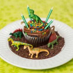 Vous voulez organiser un anniversaire dinosaure à vos enfants ? Retrouvez nos conseils, nos idées et des printables à imprimer gratuitement.