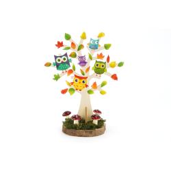 Créez une superbe décoration d’automne pour enfant avec un arbre en bois, un rondin naturel, de la mousse, des petits champignons décoratifs et de jolies gommettes hiboux. Cette activité manuelle d...