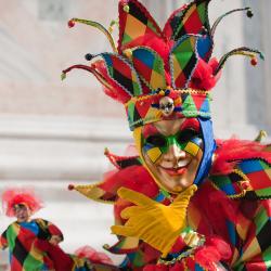 Arlequin : Mot du glossaire Tête à modeler. L'arlequin est un personnage de la commedia del arte.  Activités associées