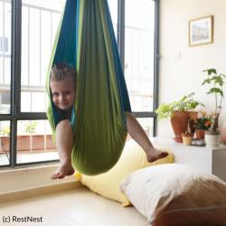 La balançoire sensorielle est un outil de stimulation qui va permettre de détendre les enfants et renforcer leur système vestibulaire. Mais à quoi ça sert ?
