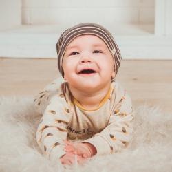 Bébé - mot du glossaire Tête à modeler. Un bébé est un très jeune enfant. Dossier sur le bébé