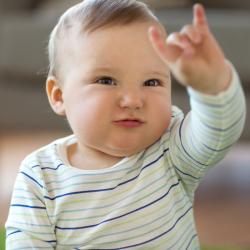 La méthode "Bébé signe" repose sur l'association de gestes et de mots pour permettre à bébé de communiquer ses émotions ou ses besoins avant de parler.