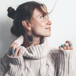 bijou - mot du glossaire Tête à modeler. Un bijou est un petit objet de parure plus ou moins précieux.  Définition et activités associées au mot bijou.