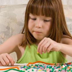 Bijoux fete des meres : les bijoux sont toujours une bonne idée de cadeau pour faire plaisir à maman. Retrouvez tous nos jolis bijoux à fabriquer avec les enfants. Bagues, colliers, bracelets en perle