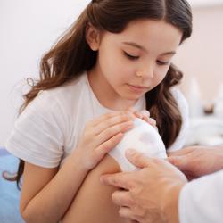 Que se passe-t-il si votre enfant se blesse ou se fait une écorchure . Si votre enfant se blesse, il est normal que les tissus gonflent et deviennent rouge à l'endroit de la blessure. S'il tombe et s'