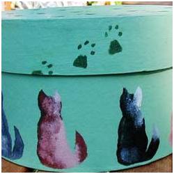 Bricolage envoyé par Cathy B. Activité pour réaliser une boîte décorée de chats peints au pochoir. La décoration de la boite est assez simple, mais la découpe des pocho