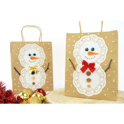 Grâce à un sac en papier et de la feutrine, les enfants vont pouvoir s';amuser à fabriquer des bonhommes de neige trop mignons pour Noël ! Une activité manuelle facile qui permettra aux enfant
