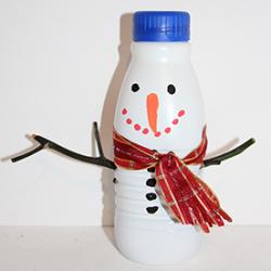 Un petit bricolage simple pour réaliser un bonhomme de neige avec une petite bouteille de lait. Une idée simple, facile et rapide à faire pour obtenir un petit bonhomme de neige qui ne risquera pas de