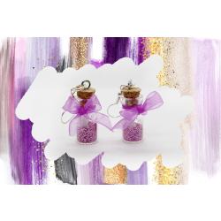 Confectionnez des boucles d'oreilles avec des petites bouteilles en verre.  Rapide et facile à réaliser avec quelques paillettes et un peu de ruban Organza !