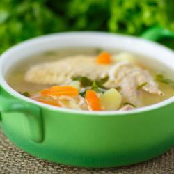 Bouillon de poule : une soupe facile et économique. Le bouillon de poulet est une délicieuse soupe à faire avec les restes de poulet ou une carcasse de poulet. Le bouillon de poulet peut aussi servir 