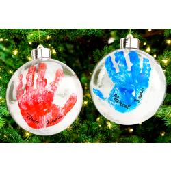Boule de Noël avec une empreinte de main