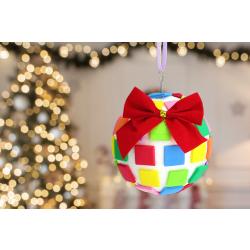 Un bricolage de Noël facile que les enfants vont adorer : fabriquer sa propre boule de Noël !Une boule en polystyrène, des mosaïques en caoutchouc, un peu de colle, un noeud, du ruban et le tour est