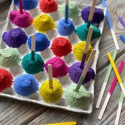 Fabriquer un jeu Montessori à partir d'une boite à oeuf, de bâtonnets et de peinture. Un jeu très simple à créer basé sur la pédagogie Montessori et qui peut être proposé aux enfants de maternelles co