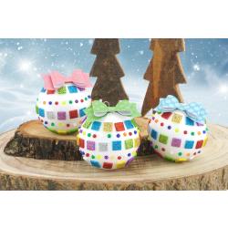 Dans cette activité facile de Noël nous allons décorer des boules en polystyrène avec des mosaïques adhésives et des épingles en plastique pour créer des décorations de sapin étincelantes ! Un bricola