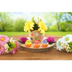 Bouquet de fleurs dans un œuf de Pâques