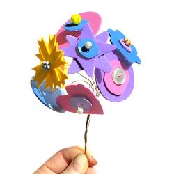 Bouquet de fleurs aux pétales géométriques découpés dans des feuilles de mousse. Un joli bouquet coloré, tout rond à faire et à offrir à l'occasion de la fête des mères , fête des grand-mères