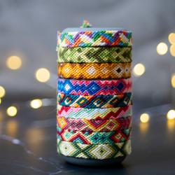 Activité pour réaliser des bracelets brésiliens ou bracelets de l'amitié.  Des bracelets de coton à tresser en vacances ou toute l'année, seule ou avec les copines. Les bracelets brésiliens dits de l'