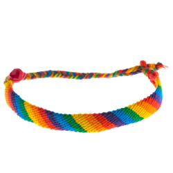 le bracelet bresilien, le bracelet de l'amitié. Un bracelet toujours à la mode et si simple à réaliser qu'on se demande pourquoi l'acheter ! Il te suffit de quelques fils de coton et d'un peu de temps