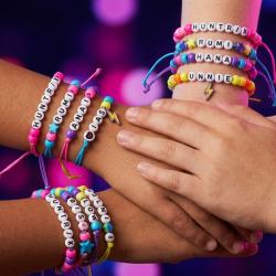 Créez vos propres bracelets "Unnie" et "Bias" inspirés de K-Pop Demon Hunters. Un tutoriel simple et coloré pour les enfants et ados fans du film Netflix.