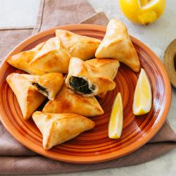 Dans cette recette les feuilles de brick sont fourrées aux épinards et à la féta. Une recette pour ceux qui aiment manger des épinards. Dans cette recette de bricks aux épinanrds, la féta est mélangée