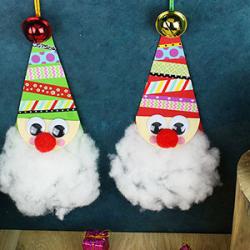 Découvrez notre père Noël en papier à suspendre ! Une activité ludique qui ne nécessite que du découpage et du collage et qui en fait une très bonne idée de bricolage pour les maternelles.