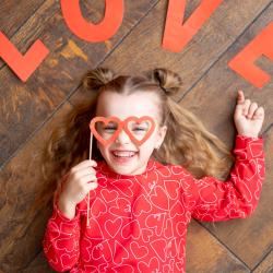 Retrouvez un bricolage Saint Valentin ou une activité de Saint Valentin adapté aux enfants dans notre dossier spécial. Vous retrouverez de quoi réaliser des cadeaux de St Valentin faits maison comme l