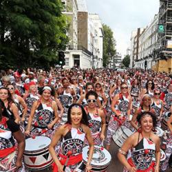 Bricolages de Carnaval inspirés du carnaval de Notting-Hill. Des idées de bricolage de carnaval à piocher pour se déguiser à la manière du carnaval de Notting-Hill