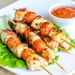 Petites brochettes au poulet et au fromage à préparer pour un snack, buffet ou brunch. Une idée amusante pour consommer des tomates.