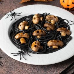 spaghettis noires aux champignons tête de mort