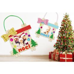 Avec 8 bâtons d'esquimaux et quelques accessoires vous allez pouvoir fabriquer un adorable cadre et l'accrocher dans le sapin de Noël.Une activité manuelle amusante et facile à faire avec