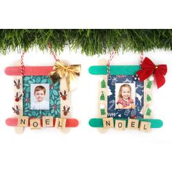 Dans cette nouvelle activité facile de Noël, nous allons fabriquer un joli cadre grâce à des bâtonnets en bois, des papiers aux motifs de Noël et des accessoires en tout genre. Astuce : l'utilisation
