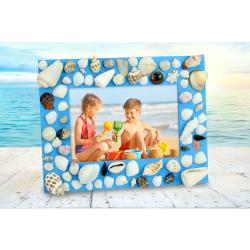Aujourd'hui nous vous proposons de transformer un simple cadre en bois en véritable souvenir de vacances ! Au programme de cette activité : peinture et collage de coquillages