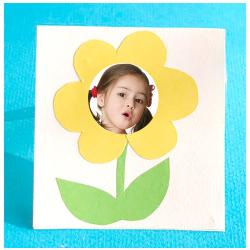 Cadre photo à la fleur jaune pour mettre la photo de l'enfant