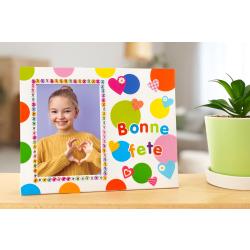 Découvrez comment personnaliser un cadre blanc avec des gommettes et fabriquer un joli cadeau DIY pour les parents. Une bonne idée de cadeau DIY
