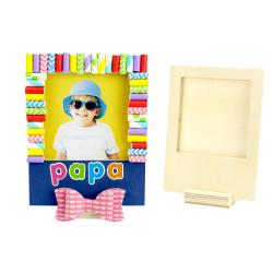 Voilà un joli cadre en bois que les enfants s'amuseront à décorer avec des pailles en carton et des gommettes afin d'offrir un joli cadeau pour la fête des pères. Au programme de cette