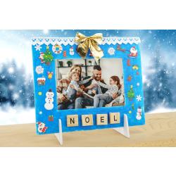 Dans cette nouvelle activité facile de Noël, nous allons décorer un joli cadre en carton mousse. Une chose est sûre, ce cadre permettra aux enfants de conserver un joli souvenir des fêtes de fin d'ann