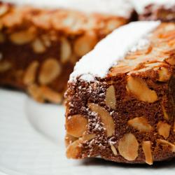 Recette d'un cake original puisqu'il est au chocolat et aux fruits secs. Ce cake chocolat fruits secs est un mariage parfait pour résister aux frimas de l'hiver et à la morosité des trop courtes journ