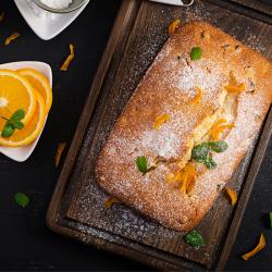 Cake aux écorces d'orange coupées en lamelles. Tous les enfants n'aimeront pas les écorces d'orange, mais il n'y a aucune raison pour qu'ils n'aident pas à la préparation de ce cake inhabituel.