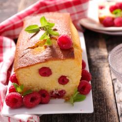 Cake aux framboises : Voici une recette de cake aux fruits que je tiens de ma tante, c'est une recette testée depuis de nombreuses années. Les framboises apportent du moelleux et de la délicatesse au 