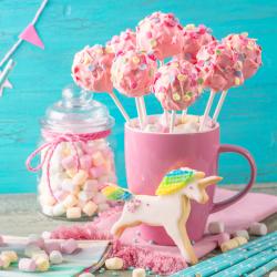 La cake pop framboise chocolat blanc est une adorable recette que vos kids vont adorer. Une recette facilitée grâce à un moule adapté.