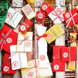 Calendrier de l'Avent avec des cadeaux à réaliser facilement pour aider les enfants à patienter avant l'arrivée du Père Noël.