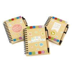 Offrez un carnet personnalisé avec mosaïques et gommettes pour remercier les maîtresses, ATSEM ou nounous en fin d’année scolaire. Activité simple dès 1 an !